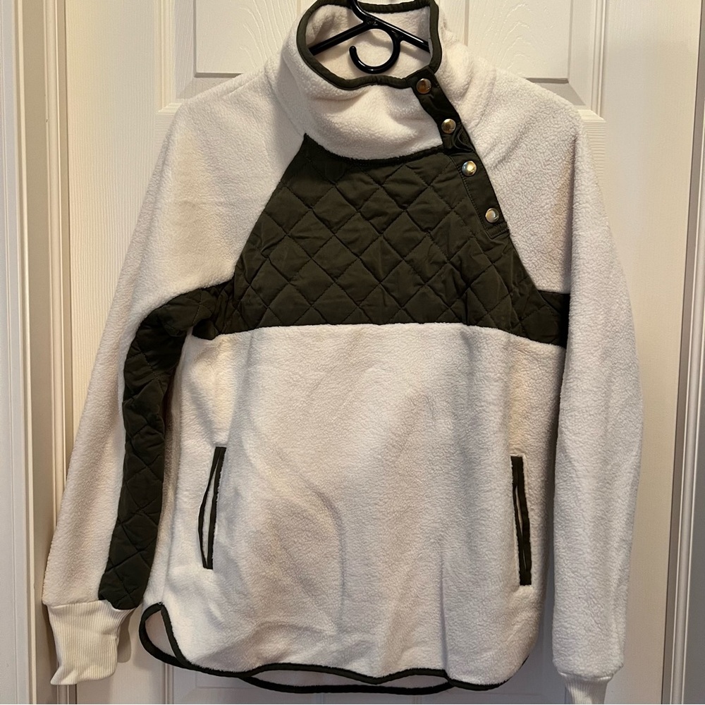 Abercrombie & Fitch fleece pullover cream and green size medium